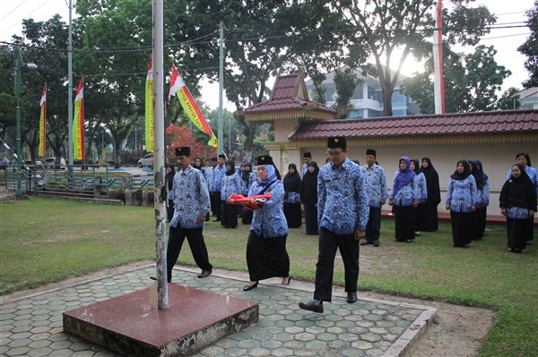 BAKESBANGPOL RIAU LAKSANAKAN UPACARA MEMPERINGATI DIRGAHAYU KEMERDEKAAN RI KE â€“ 71